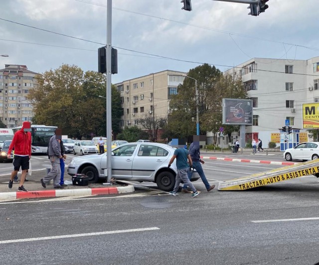 Accident rutier în zona City Mall: S-a urcat cu mașina pe scuar
