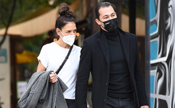 Katie Holmes se împarte între Suri și iubitul bucătar