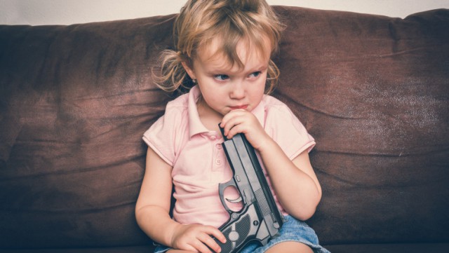 SUA: Un copil de trei ani a murit jucându-se cu o armă la petrecerea de ziua lui