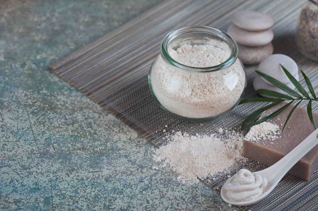 Pudra de argilă albă - beneficii pentru piele și dinți