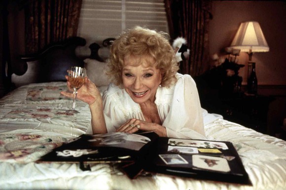 Fiica actriţei Shirley MacLaine susţine că mama ei a forţat-o să îşi piardă virginitatea la 17 ani