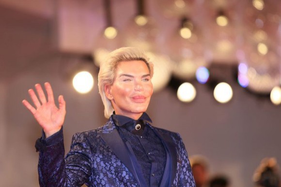 Cât plătesc oamenii ca să arate ca idolii lor. „Ştiu că sunt Ken, dar în sufletul meu am fost mereu Barbie“