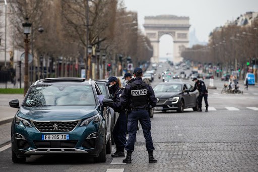 Franţa: Şapte britanici arestaţi pentru că au lovit intenţionat cu maşina un jandarm la Paris