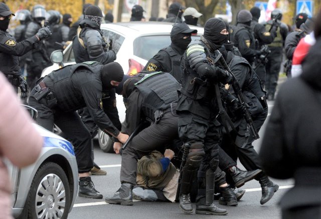Poliţia din Belarus a tras focuri de avertisment şi a reţinut protestatari anti-Lukaşenko