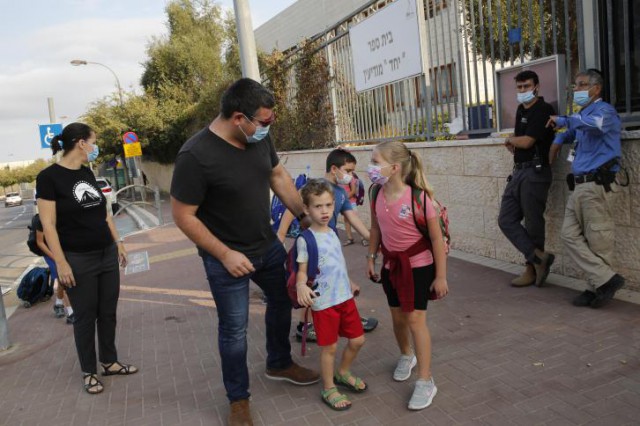 Israel: Încep testele pe oameni ale vaccinului împotriva COVID-19; şcolile se redeschid treptat