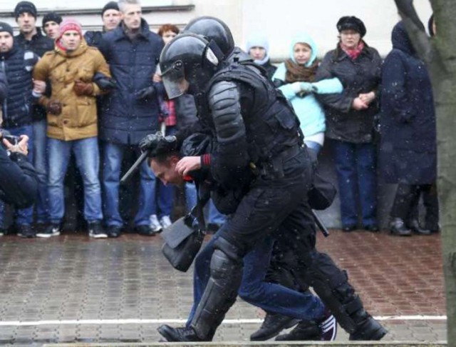 Rusia: Forţele de ordine au arestat 36 de participanţi la o manifestaţie a extremei drepte la Moscova