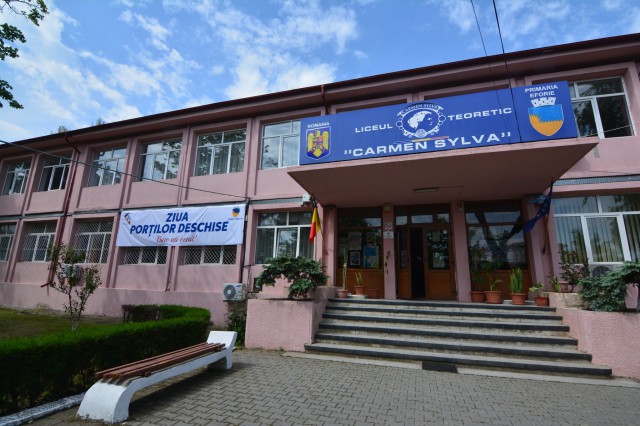 Profesorii de la Carmen Sylva REFUZĂ să predea orele ONLINE