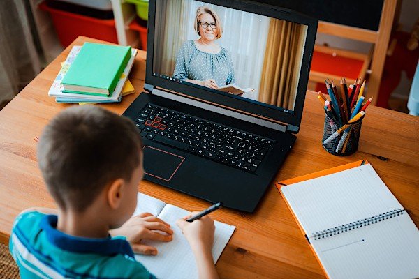 Un SERVICE din Constanţa DONEAZĂ echipamente IT copiilor care fac şcoala ONLINE