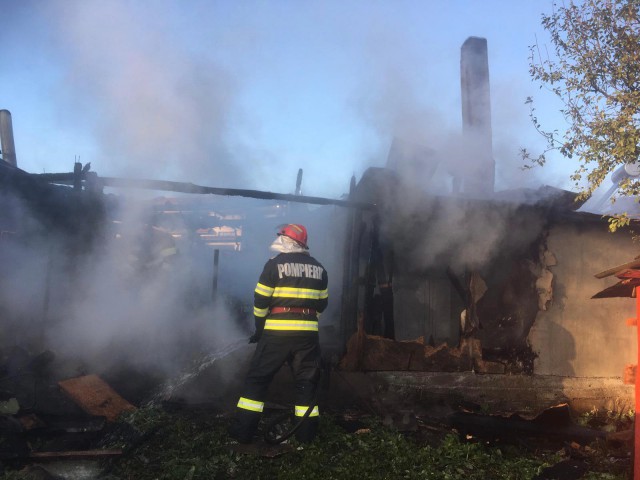 PERICOL de EXPLOZIE în Niculițel: Incendiu la o CASĂ în care erau 40 de BUTELII
