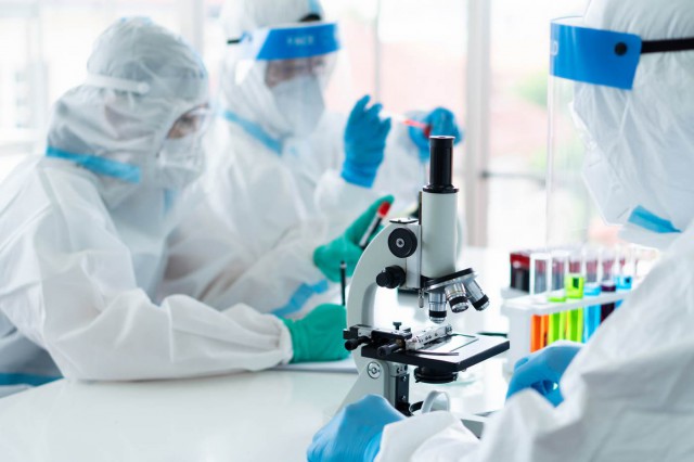 Un medicament pentru osteoporoză ar putea reduce infecția cu coronavirus cu 85% în celulele umane