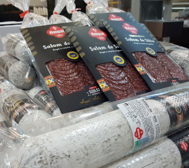 Salamul de Sibiu, preferat de români şi în vremea pandemiei; producţia anuală se menţine la 3.000 de tone