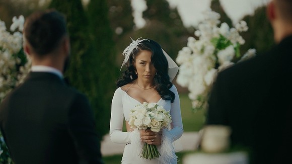 Ruby şi Lora şi-au pus fanii pe jar. De ce au îmbrăcat rochii de mireasă