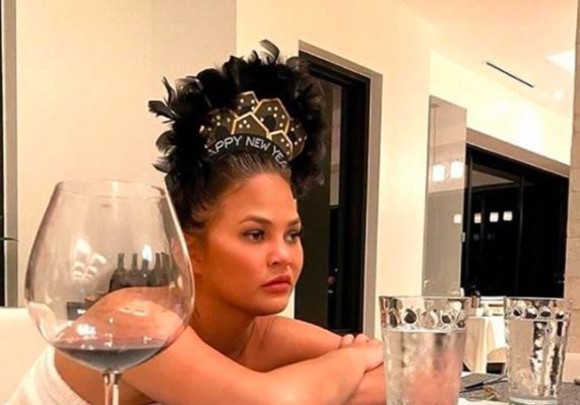 Chrissy Teigen are asistentă medicală permanentă acasă. Acum o lună, a suferit un avort spontan