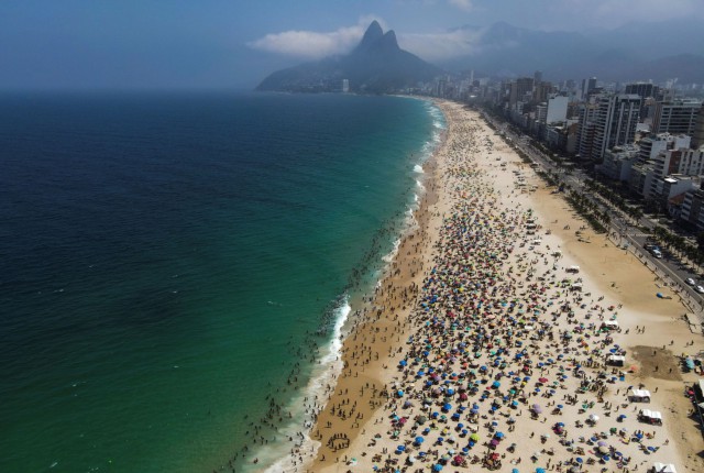 Coronavirus: Rio de Janeiro redeschide plajele, spunând că epidemia este sub control
