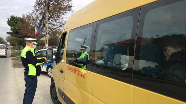 Controale ale poliţiştilor, pe mijloacele de transport şcolar