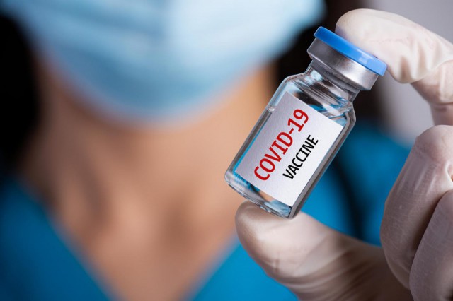 Vaccinul AstraZeneca va fi disponibil luna viitoare