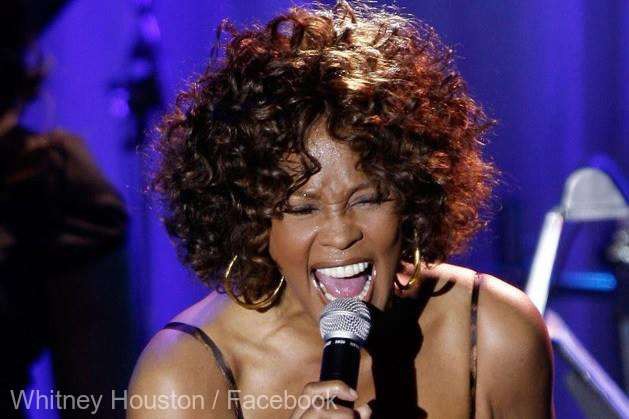 Whitney Houston, primul artist de culoare care obţine trei discuri de diamant