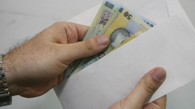 Sondaj: O treime dintre români ar păstra economiile într-un plic în şifonier