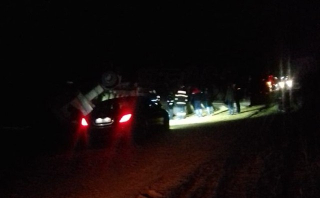 Un TIR s-a răsturnat, între Hârșova și Saraiu. O persoană este încarcerată