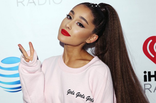Cel mai recent album al cântăreţei Ariana Grande s-a menţinut în fruntea Billboard 200