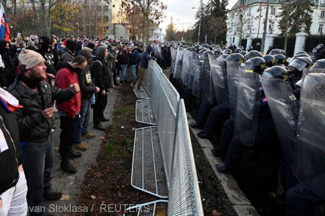Coronavirus: Mii de oameni au protestat împotriva restricţiilor antipandemie, la Bratislava