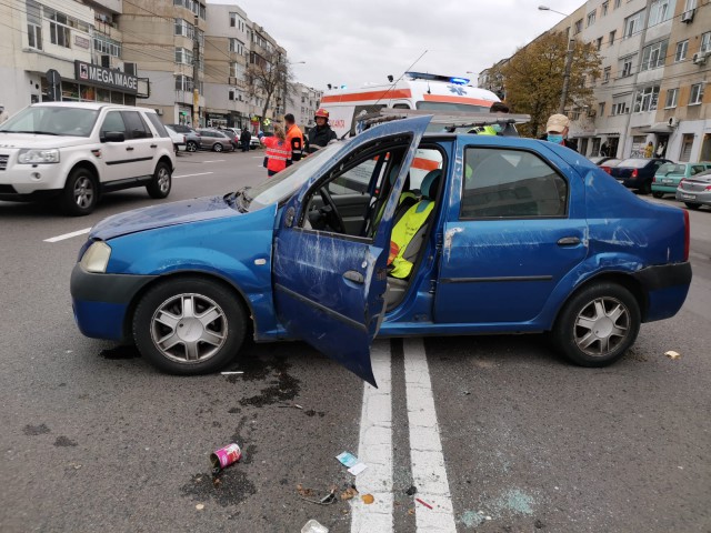 Accident rutier în zona Dacia, o MAȘINĂ s-a RĂSTURNAT