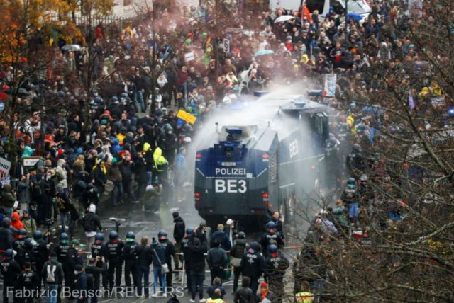 Mii de protestatari la Berlin împotriva unei legi care va acorda puteri sporite guvernului în combaterea epidemiei