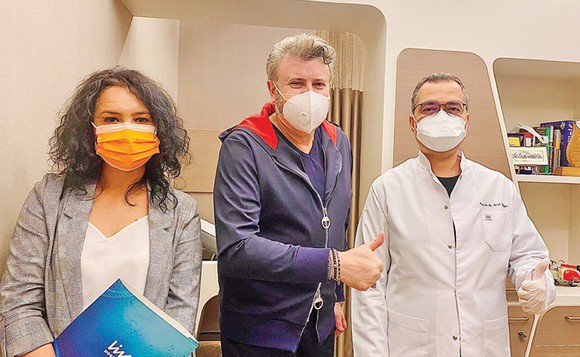 Cătălin Botezatu a ajuns din nou pe mâna medicilor din Turcia. Cum se simte designerul