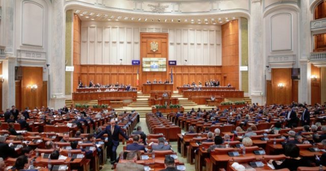 Deputaţii au depus jurământul de credinţă