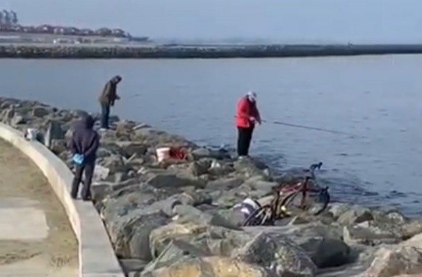Un INCONȘTIENT dus cu PLUTA, la PESCUIT, în Marea Neagră! VIDEO