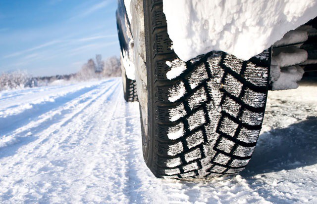 Registrul Auto Român: Șoferii care circulă iarna cu anvelope 'all season' nu vor fi sancționați