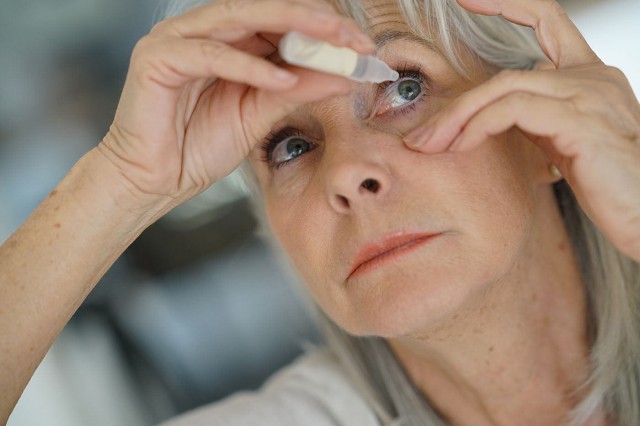 Picăturile de ochi, mai eficiente dacă se adaptează la temperatura oculară