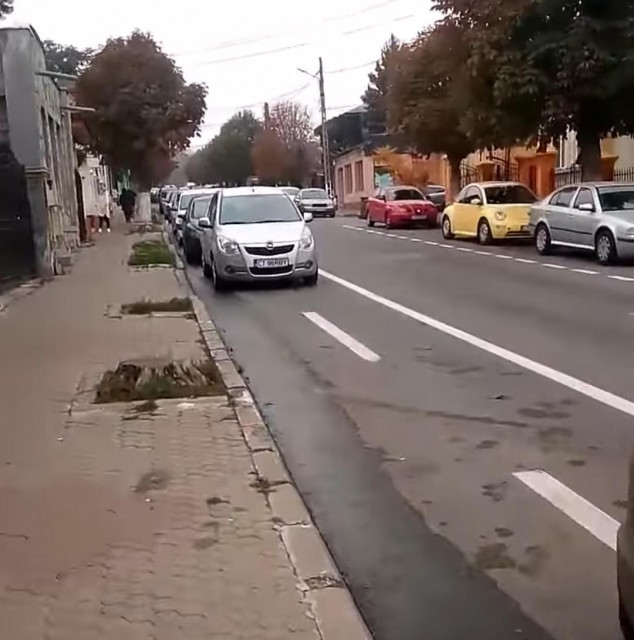 VIDEO! Șoferii din MEDGIDIA au TRANSFORMAT PISTA de BICICLETE în locuri de parcare