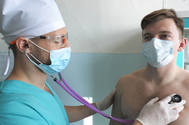 Anotimpul ploios crește incidența cazurilor de pneumonie. Cum facem diferența dintre pneumonie și COVID-19?