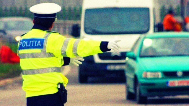 A FURAT un AUTOTURISM şi l-a CONDUS FĂRĂ PERMIS