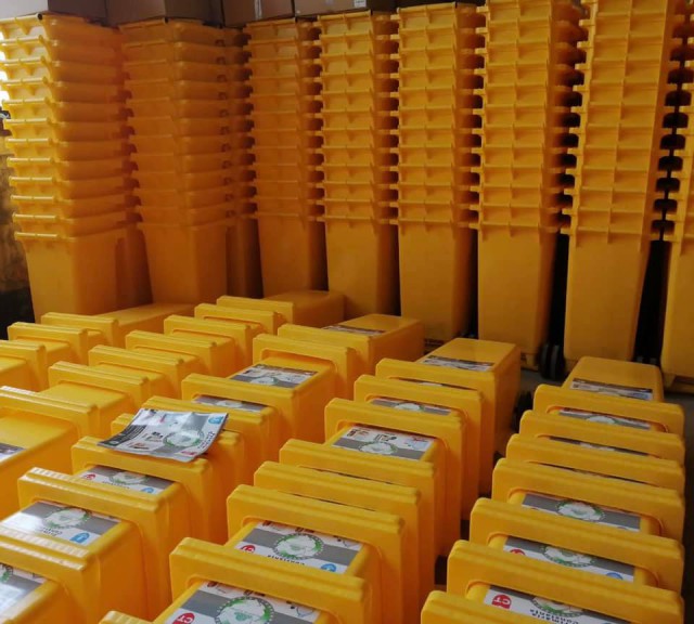 Continuă distribuirea pubelelor galbene pentru colectarea selectivă locuitorilor de la case