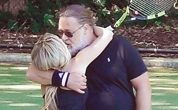 Russell Crowe se iubește cu o femeie cu 26 de ani mai tânără. Cine este cea care l-a cucerit
