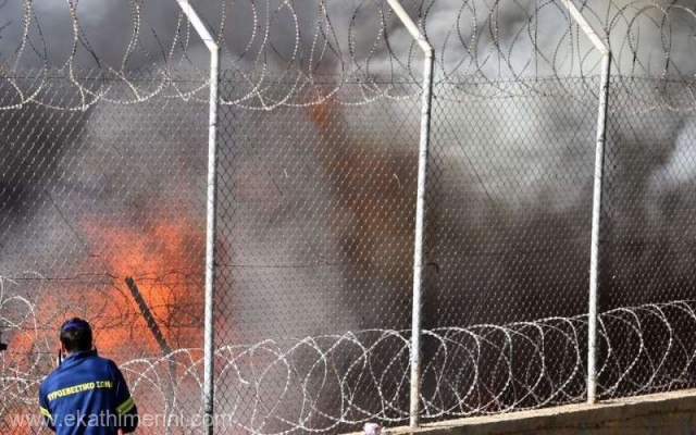 Incendiu la tabăra de migranţi de pe insula greacă Samos, sub control
