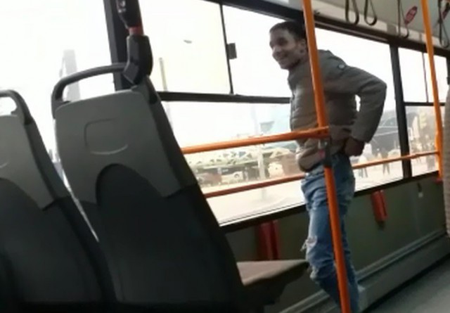 EXCLUSIV! Scandalagiul din autobuz a AMENINŢAT că se ARUNCĂ de pe şcoală. VIDEO!