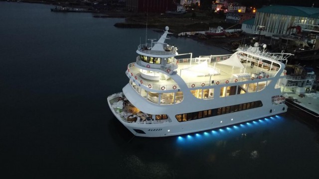 NOUA atracţie de pe LITORAL! Navigație și DISTRACŢIE pe CATAMARANUL Alezzi în Marea Neagră