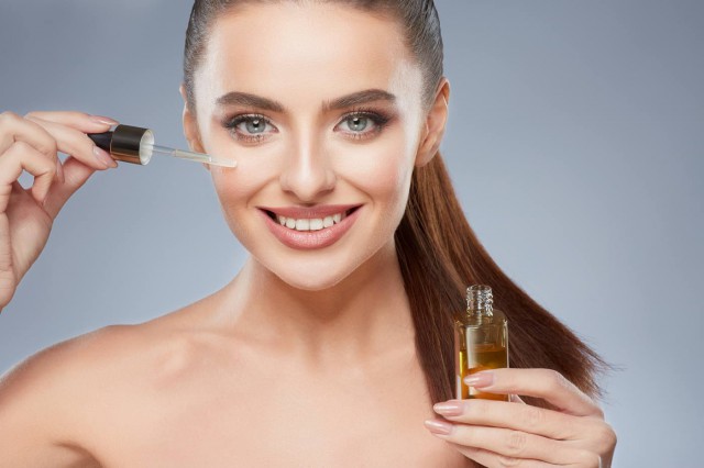 Cum te pot ajuta uleiurile faciale să ai un ten tânăr, fără riduri
