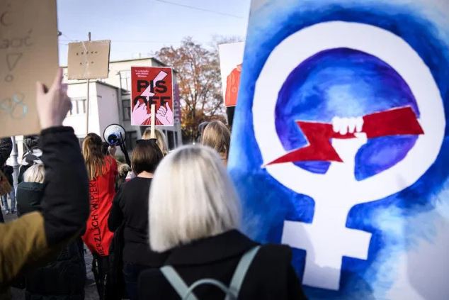 Polonia: Noi proteste împotriva interzicerii avortului în mai multe oraşe