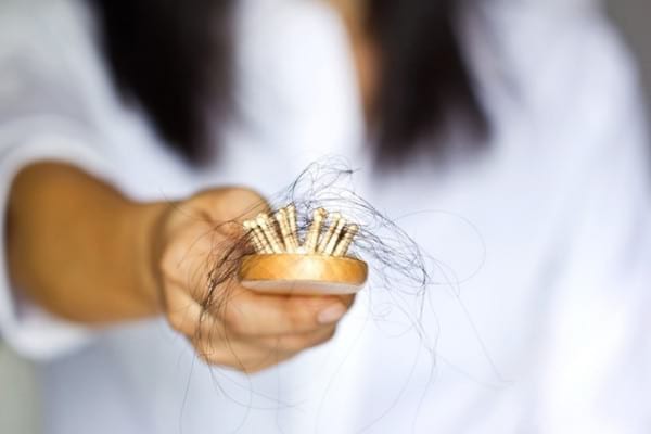 Căderea părului: alimentele care previn, dar și care tratează această problemă