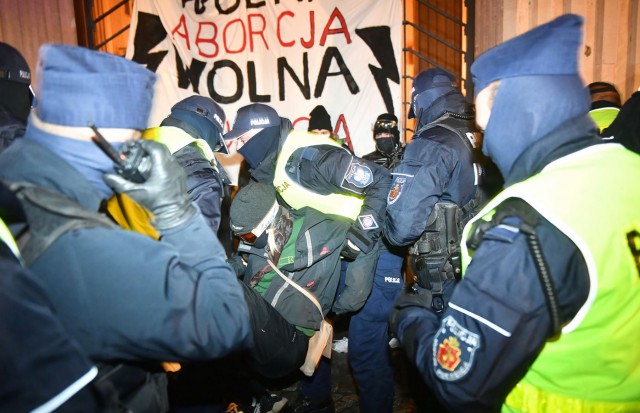 Polonia: Ciocniri între poliţie şi manifestanţi ieşiţi în stradă împotriva limitării dreptului la avort