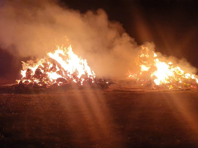 Ceamurlia, ÎN FLĂCĂRI! Au ars 1500 de baloți de lucernă