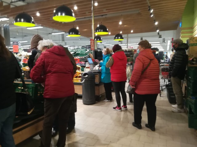 VIDEO! JALE în CONSTANȚA: Rafturile magazinelor GOLITE!