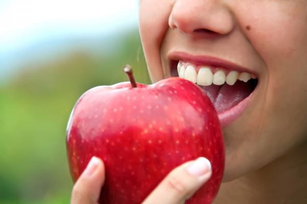 Eroziunea dentară: cum să ne protejăm dinții de atacul acid din legume și fructe