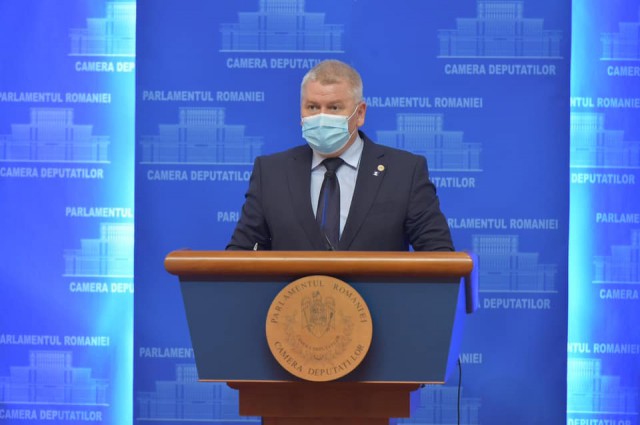 Roman: Demisia lui Ciolacu - o cacealma; soluţia - abrogarea pensiilor speciale ale parlamentarilor