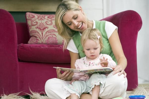 Îi citiți copilului înainte de culcare? Îl puteți ajuta să învețe mai bine și mai repede!