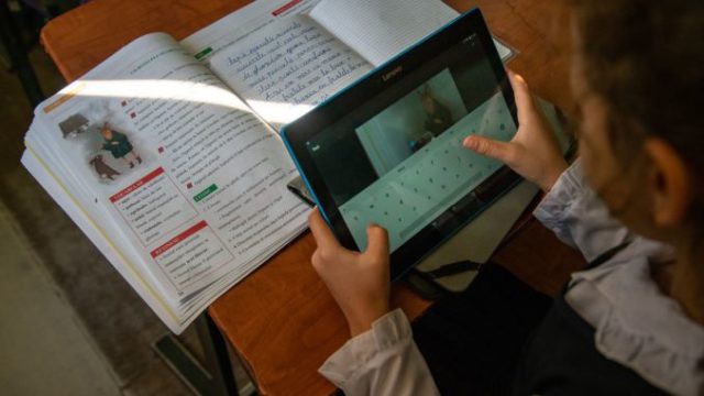 Până vin TABLETELE de la MINISTERUL EDUCAȚIEI, fiecare se descurcă cum poate